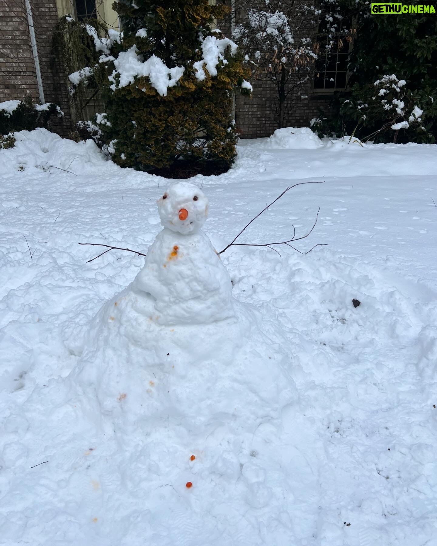 Caroline Manzo Instagram - Building a snowman with mommy @laurenmanzo - its a tiny snowman but she’s one happy little girl. ❤️❤️⛄️❄️
