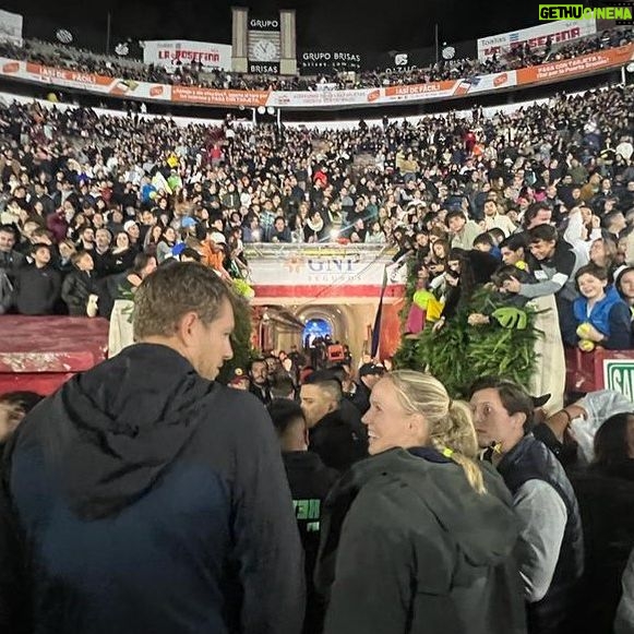 Caroline Wozniacki Instagram - ¡Viva México! Amazing night playing in front of such enthusiastic fans in the heart of Mexico! Thanks so much for having us!! @tennisfestmx