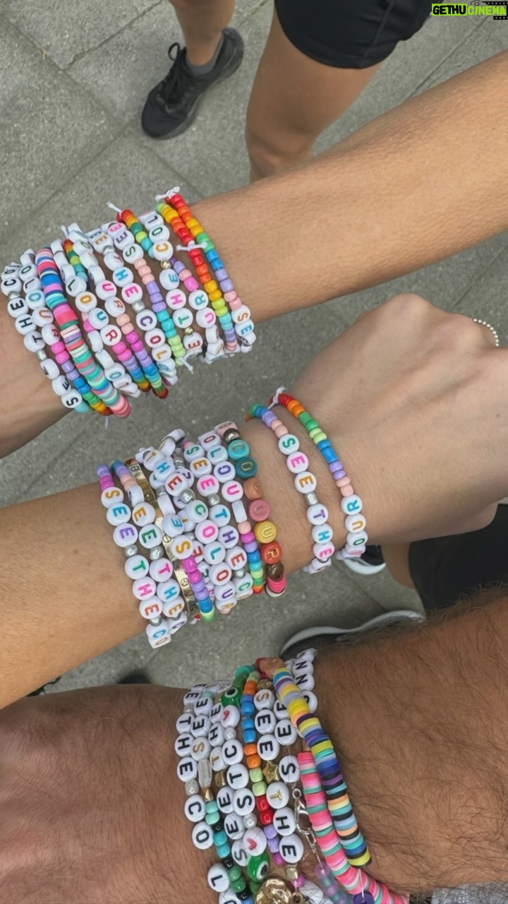 Carrie Bickmore Instagram - Maisie, Charlotte and Maya made these friendship bracelets in honour of Donna who they very much loved .. they had her mantra on them ‘see the colour’ and we handed them out to kids and fellow runners along the Great Wall, it was incredibly special seeing Donna’s spirit shared across the world 🌍 ❤️ Link to donate in bio x