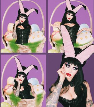 Cassandra Peterson Instagram - Love! Haha 🖤 @spookylilpeach recreated my Easter Bunny photo shoot! 🐇🥚💐

#elvira #elviramistressofthedark