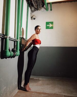 Cassandra Sánchez Navarro Instagram - Valentines kick off ❤️🤍🖤

.
.
.
.
.

PR: @norbertoflo @joaquinleon2 
Hair and makeup: @gigigl0w 
Styling: @vianelyrivera 
Total look: @ysl vía @riviaroom 
Jewelry: @bulgari 
Shoes: @renecaovilla via @granvia.mx
