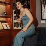 Cassandra Sánchez Navarro Instagram - The fit never fails when it’s a custom @levismx look by @penhasfederico for my #consuelo press tour. Shot by our dear friend @aguslingals DISFRUTEN de Consuelo solo en @vix
