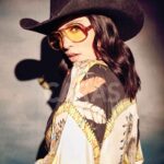 Cassandra Sánchez Navarro Instagram - El viejo oeste se reinventa y se apodera de las pasarelas, la calle y hasta las portadas de discos. Bajo esta tendencia y de la mano de Cassandra Sánchez-Navarro, la actriz del momento que estrena “Consuelo”, estamos listos para vivirla a flor de piel, con botas y sombrero 🏜️ Por: Jorge Alférez @joalferez Fotos: Christopher Armenta @khrisarm Styling: Norberto Flores @norbertoflo Maquillaje y peinado: Giselle Ponce @giselle.makeupartist #CarasMéxico