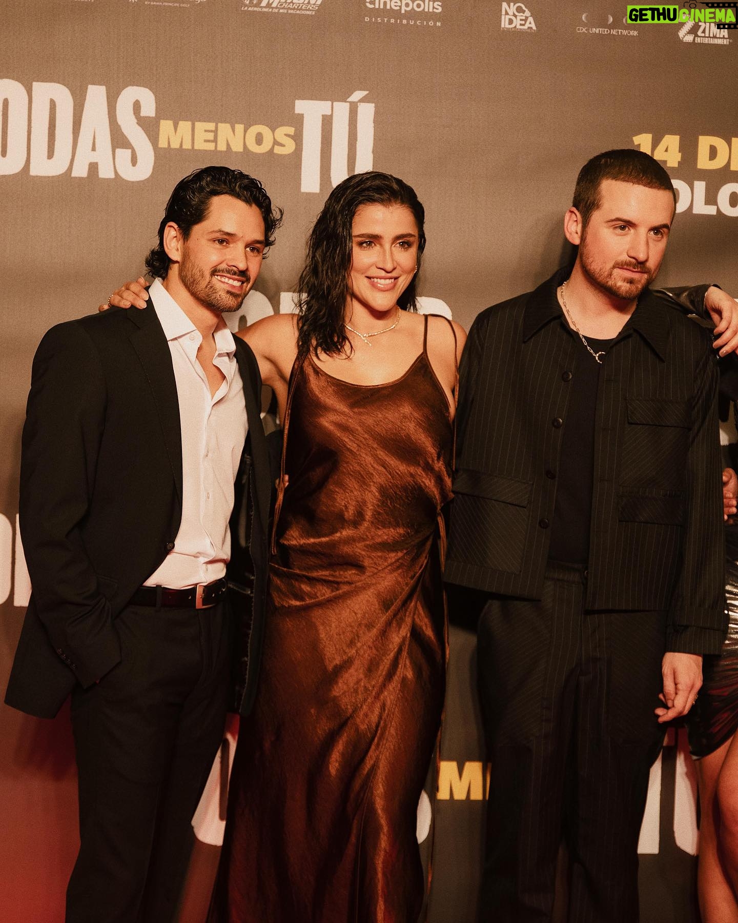 Cassandra Sánchez Navarro Instagram - Mas feliz imposible!!! En la alfombra roja de “Todas Menos Tu.” Nos vemos en todos los cines a nivel nacional!!!🍿🎬