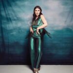 Cassandra Sánchez Navarro Instagram - El viejo oeste se reinventa y se apodera de las pasarelas, la calle y hasta las portadas de discos. Bajo esta tendencia y de la mano de Cassandra Sánchez-Navarro, la actriz del momento que estrena “Consuelo”, estamos listos para vivirla a flor de piel, con botas y sombrero 🏜️ Por: Jorge Alférez @joalferez Fotos: Christopher Armenta @khrisarm Styling: Norberto Flores @norbertoflo Maquillaje y peinado: Giselle Ponce @giselle.makeupartist #CarasMéxico