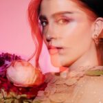 Cassandra Sánchez Navarro Instagram - Glittering in gold for @cosmopolitanmx . . . . . 📸 @taleendersdepanian Styling: @rodrigoaalcantara Makeup: @ger.parra Hair: @leonelmakeup PR: @_nonagency