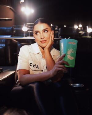 Cassandra Sánchez Navarro Instagram - De regreso a salas 🍿 Mi templo. 
.
.
.
.
.
.
PR: @norbertoflo @joaquinleon2 
Hair & Make up: @gigigl0w 
Styling: @vianelyrivera Look: @riviaroom