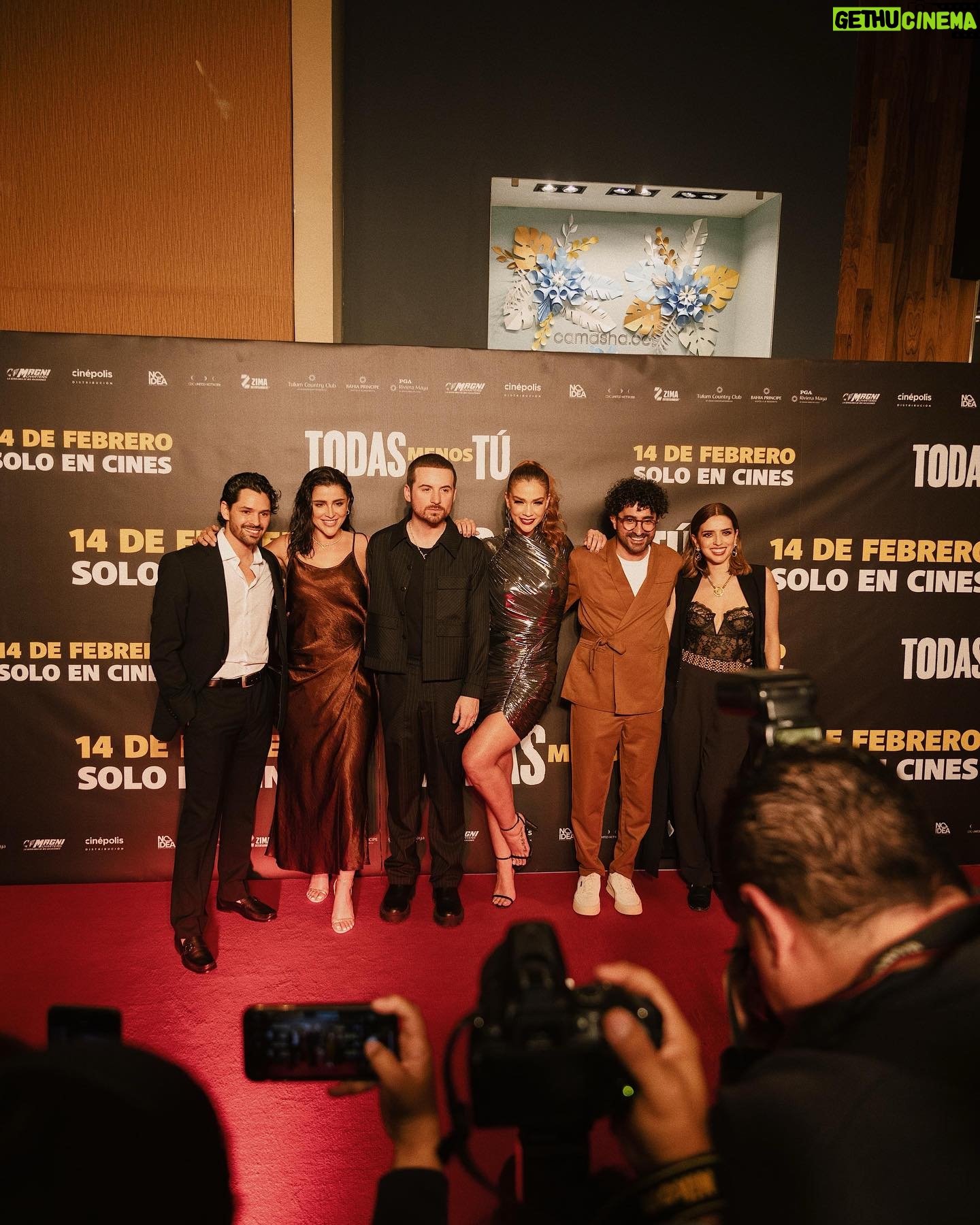 Cassandra Sánchez Navarro Instagram - Mas feliz imposible!!! En la alfombra roja de “Todas Menos Tu.” Nos vemos en todos los cines a nivel nacional!!!🍿🎬