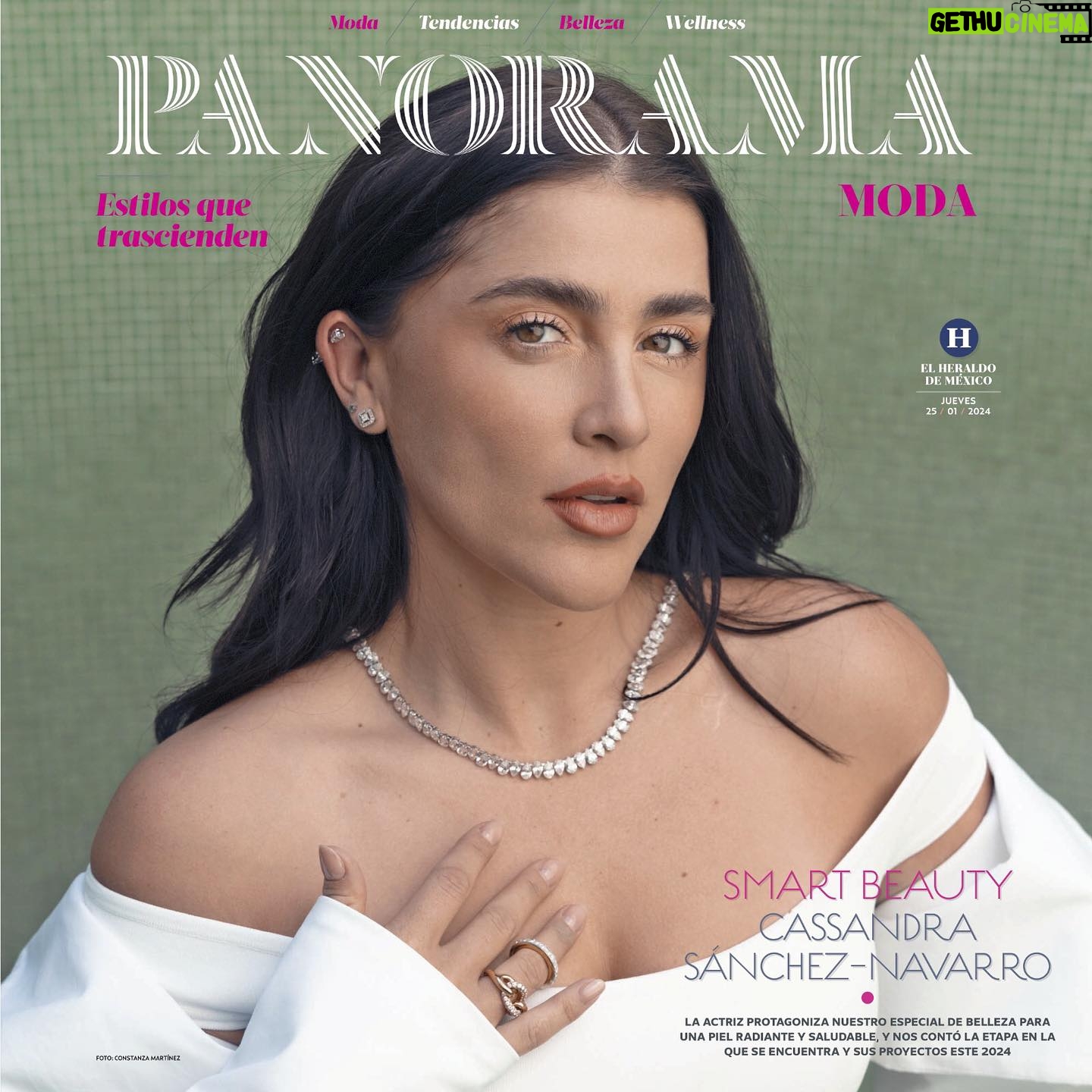 Cassandra Sánchez Navarro Instagram - 👏🏼 La actriz mexicana se ha convertido en una de las favoritas de la industria del entretenimiento gracias a su talento y carisma 🎬 Hemos visto a Cassandra en diversos personajes entrañables como es Cindy la Regia, Candy Cruz, Chisca en El Dragón, entre otros. Y sin duda lo que más disfruta de darle vida a nuevos personajes. 👉🏼“Hacer reír a la gente. Creo que también lo disfruta mi niña interior porque siento que estoy jugando… Es muy sanador y creo que ahí está mi propósito de vida”, confesó. Checa todo lo que nos contó en el LINK EN BIO 📌 ✍🏼: Ailedd Menduet 📷: @constanzamartinezg 💄🪮: @leonelmakeup para @revlonmexico y @hottoolslatam 📍 @condesadfhotel @grupohabita 👗 @dantealbertti