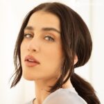 Cassandra Sánchez Navarro Instagram - 👏🏼 La actriz mexicana se ha convertido en una de las favoritas de la industria del entretenimiento gracias a su talento y carisma 🎬 Hemos visto a Cassandra en diversos personajes entrañables como es Cindy la Regia, Candy Cruz, Chisca en El Dragón, entre otros. Y sin duda lo que más disfruta de darle vida a nuevos personajes. 👉🏼“Hacer reír a la gente. Creo que también lo disfruta mi niña interior porque siento que estoy jugando… Es muy sanador y creo que ahí está mi propósito de vida”, confesó. Checa todo lo que nos contó en el LINK EN BIO 📌 ✍🏼: Ailedd Menduet 📷: @constanzamartinezg 💄🪮: @leonelmakeup para @revlonmexico y @hottoolslatam 📍 @condesadfhotel @grupohabita 👗 @dantealbertti