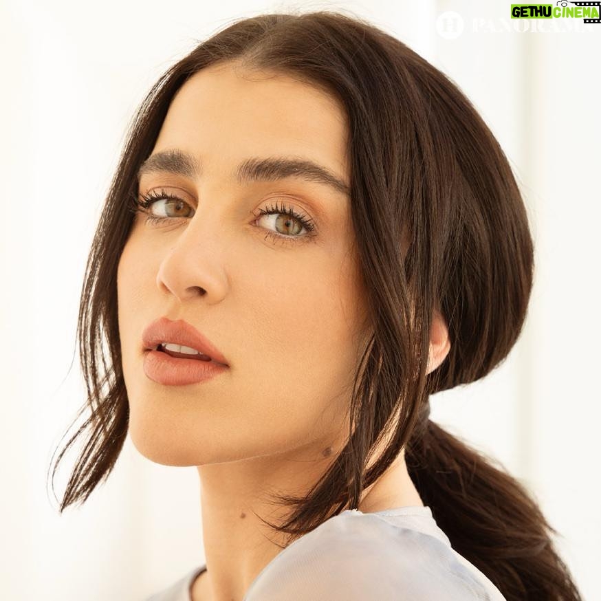 Cassandra Sánchez Navarro Instagram - 👏🏼 La actriz mexicana se ha convertido en una de las favoritas de la industria del entretenimiento gracias a su talento y carisma 🎬 Hemos visto a Cassandra en diversos personajes entrañables como es Cindy la Regia, Candy Cruz, Chisca en El Dragón, entre otros. Y sin duda lo que más disfruta de darle vida a nuevos personajes. 👉🏼“Hacer reír a la gente. Creo que también lo disfruta mi niña interior porque siento que estoy jugando… Es muy sanador y creo que ahí está mi propósito de vida”, confesó. Checa todo lo que nos contó en el LINK EN BIO 📌 ✍🏼: Ailedd Menduet 📷: @constanzamartinezg 💄🪮: @leonelmakeup para @revlonmexico y @hottoolslatam 📍 @condesadfhotel @grupohabita 👗 @dantealbertti