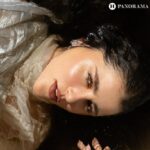Cassandra Sánchez Navarro Instagram - 👏🏼 La actriz mexicana se ha convertido en una de las favoritas de la industria del entretenimiento gracias a su talento y carisma 🎬 Hemos visto a Cassandra en diversos personajes entrañables como es Cindy la Regia, Candy Cruz, Chisca en El Dragón, entre otros. Y sin duda lo que más disfruta de darle vida a nuevos personajes. 👉🏼“Hacer reír a la gente. Creo que también lo disfruta mi niña interior porque siento que estoy jugando… Es muy sanador y creo que ahí está mi propósito de vida”, confesó. Checa todo lo que nos contó en el LINK EN BIO 📌 ✍🏼: Ailedd Menduet 📷: @constanzamartinezg 💄🪮: @leonelmakeup para @revlonmexico y @hottoolslatam 📍 @condesadfhotel @grupohabita 👗 @dantealbertti