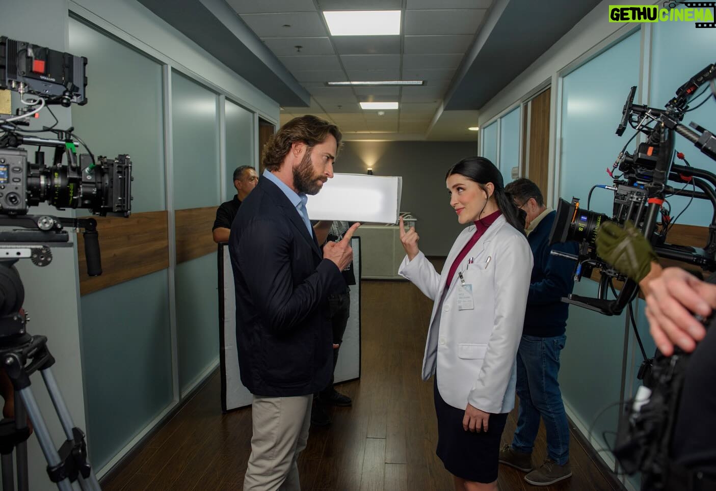 Cassandra Sánchez Navarro Instagram - Nos apuntábamos mucho en esta serie. 🤣 Tratando de descifrar quién era el verdadero villano de la historia. Ustedes que dicen? #bts de #elextrañoretornodedianasalazar