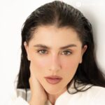 Cassandra Sánchez Navarro Instagram - 👏🏼 La actriz mexicana se ha convertido en una de las favoritas de la industria del entretenimiento gracias a su talento y carisma 🎬 Hemos visto a Cassandra en diversos personajes entrañables como es Cindy la Regia, Candy Cruz, Chisca en El Dragón, entre otros. Y sin duda lo que más disfruta de darle vida a nuevos personajes. 👉🏼“Hacer reír a la gente. Creo que también lo disfruta mi niña interior porque siento que estoy jugando… Es muy sanador y creo que ahí está mi propósito de vida”, confesó. Checa todo lo que nos contó en el LINK EN BIO 📌 ✍🏼: Ailedd Menduet 📷: @constanzamartinezg 💄🪮: @leonelmakeup para @revlonmexico y @hottoolslatam 📍 @condesadfhotel @grupohabita 👗 @dantealbertti