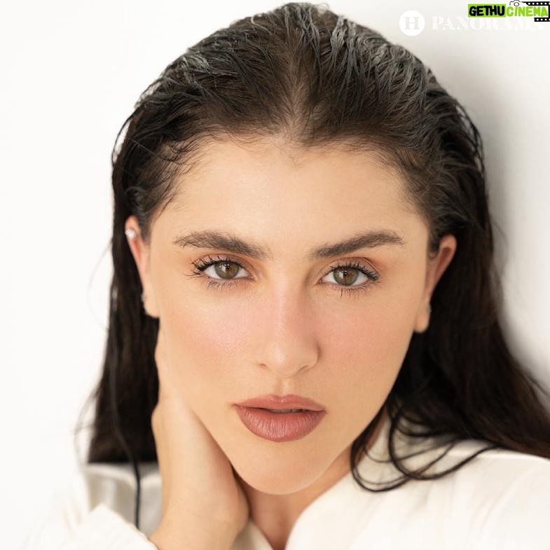 Cassandra Sánchez Navarro Instagram - 👏🏼 La actriz mexicana se ha convertido en una de las favoritas de la industria del entretenimiento gracias a su talento y carisma 🎬 Hemos visto a Cassandra en diversos personajes entrañables como es Cindy la Regia, Candy Cruz, Chisca en El Dragón, entre otros. Y sin duda lo que más disfruta de darle vida a nuevos personajes. 👉🏼“Hacer reír a la gente. Creo que también lo disfruta mi niña interior porque siento que estoy jugando… Es muy sanador y creo que ahí está mi propósito de vida”, confesó. Checa todo lo que nos contó en el LINK EN BIO 📌 ✍🏼: Ailedd Menduet 📷: @constanzamartinezg 💄🪮: @leonelmakeup para @revlonmexico y @hottoolslatam 📍 @condesadfhotel @grupohabita 👗 @dantealbertti
