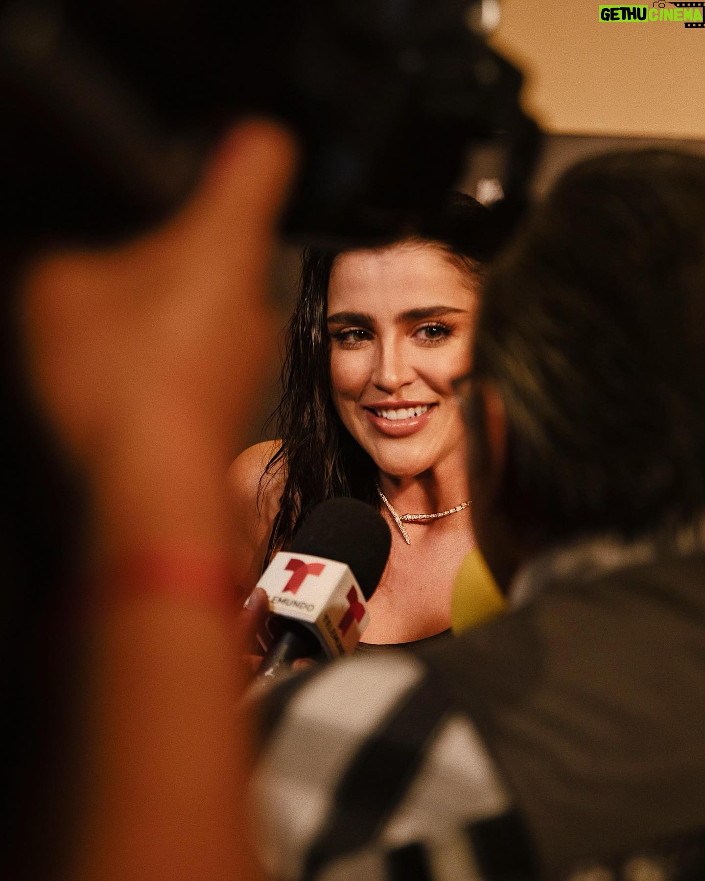 Cassandra Sánchez Navarro Instagram - Mas feliz imposible!!! En la alfombra roja de “Todas Menos Tu.” Nos vemos en todos los cines a nivel nacional!!!🍿🎬