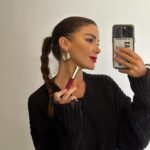 Catalina Vallejos Instagram - Me han preguntado por algunos de mis labiales FAV! y que los uso para cada ocasión! Se los dejo escritos aquí ♥️🫶Amo el Infini Absolu porque me dura todo el día e hidrata mis labios, el Forever Barra porque no necesita retocarlo y es ideal para un día de muchas cosas!, el Duo Amplifiant porque le da volumen y definición a mis labios y el Forever Líquido porque es no transfer y además cuida mis labios con poder antioxidante 💋👄 y todos de @lbelonline