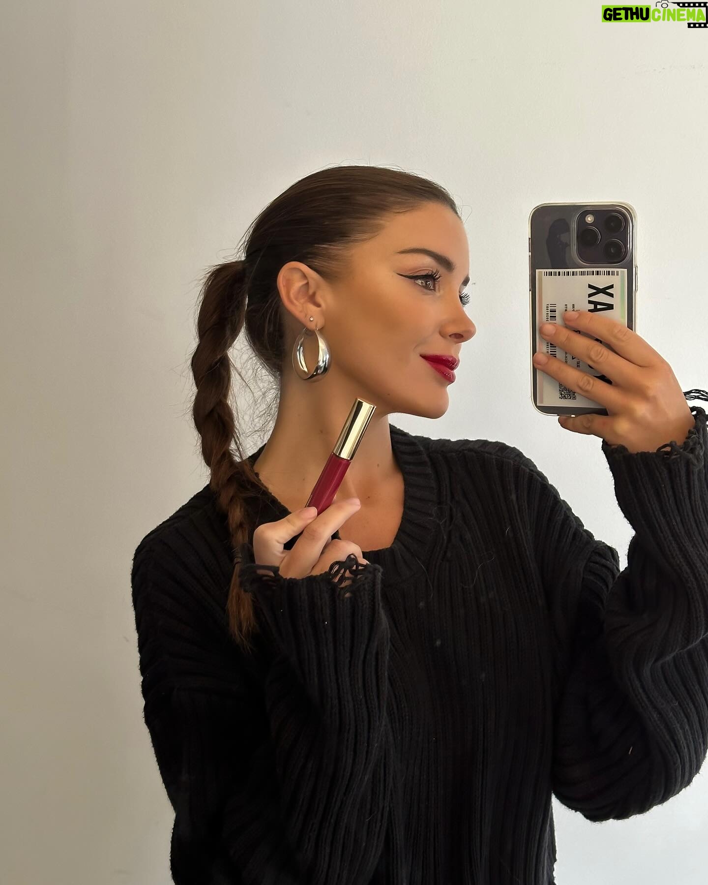 Catalina Vallejos Instagram - Me han preguntado por algunos de mis labiales FAV! y que los uso para cada ocasión! Se los dejo escritos aquí ♥️🫶Amo el Infini Absolu porque me dura todo el día e hidrata mis labios, el Forever Barra porque no necesita retocarlo y es ideal para un día de muchas cosas!, el Duo Amplifiant porque le da volumen y definición a mis labios y el Forever Líquido porque es no transfer y además cuida mis labios con poder antioxidante 💋👄 y todos de @lbelonline