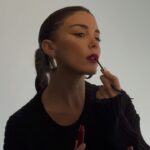 Catalina Vallejos Instagram - Me han preguntado por algunos de mis labiales FAV! y que los uso para cada ocasión! Se los dejo escritos aquí ♥️🫶Amo el Infini Absolu porque me dura todo el día e hidrata mis labios, el Forever Barra porque no necesita retocarlo y es ideal para un día de muchas cosas!, el Duo Amplifiant porque le da volumen y definición a mis labios y el Forever Líquido porque es no transfer y además cuida mis labios con poder antioxidante 💋👄 y todos de @lbelonline