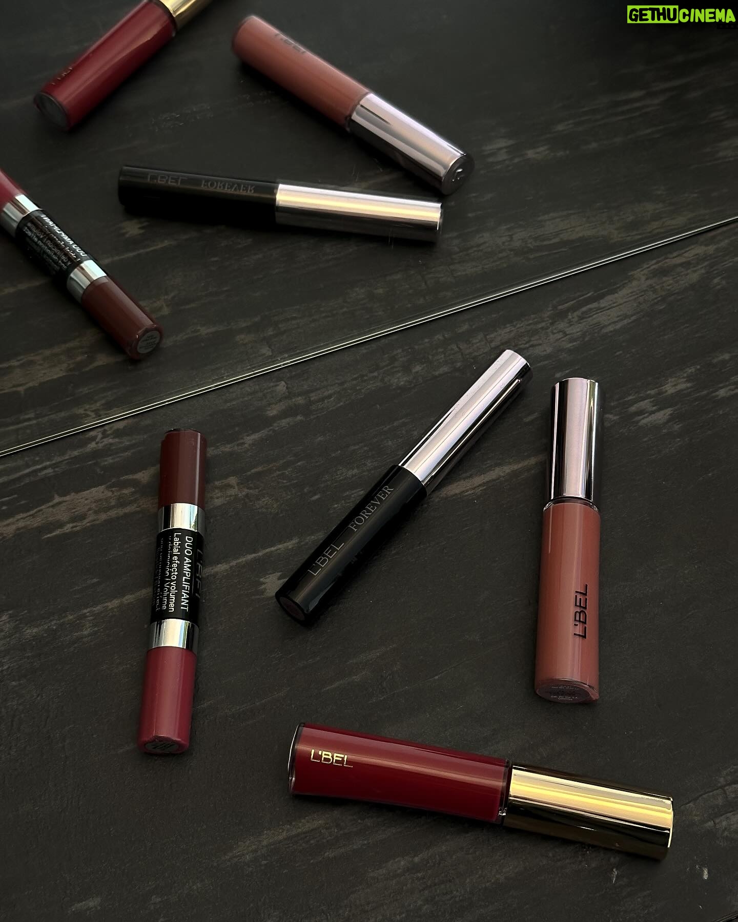 Catalina Vallejos Instagram - Me han preguntado por algunos de mis labiales FAV! y que los uso para cada ocasión! Se los dejo escritos aquí ♥️🫶Amo el Infini Absolu porque me dura todo el día e hidrata mis labios, el Forever Barra porque no necesita retocarlo y es ideal para un día de muchas cosas!, el Duo Amplifiant porque le da volumen y definición a mis labios y el Forever Líquido porque es no transfer y además cuida mis labios con poder antioxidante 💋👄 y todos de @lbelonline