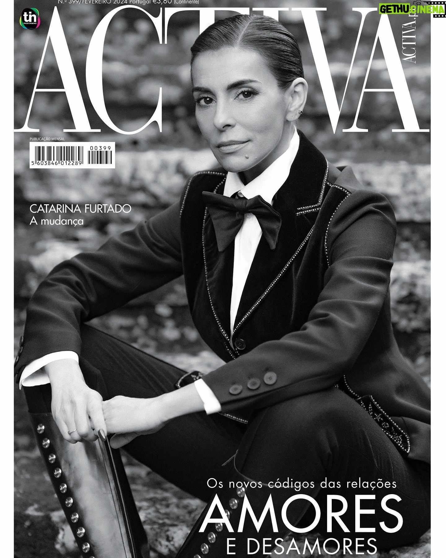 Catarina Furtado Instagram - Sou capa do conceito de mudança da Revista @activarevista Estou diferente da minha imagem mais habitual :) Somos todos e todas feitas de várias camadas, como uma cebola que se vai descascando (numa alusão ao dramaturgo Ibsen). Esta também sou eu. Inteiramente eu. Pronta para o que der e vier, a confiar, de braços abertos e cheia de vontade em continuar a agarrar a vida, tentando que nunca me fuja:). Fui fotografada pelo meu fotógrafo do coração, @pedro.ferreira_photography e preparada pela melhor equipa do mundo! Leiam a entrevista feita pela @catarina.fonseca.31 , por favor, digam coisas porque eu também gosto de ouvir. Às vezes é mesmo o que mais gosto de fazer: calar-me e ouvir-vos. Até já ! ❤️ #capa #revistaactiva #mudança @cristinagomes.makeup @helenavazpereira @mafaldamotalves