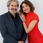 Catarina Furtado Instagram – A filha faz perguntas lá de casa e o pai e avô responde.
Nunca escondi a emoção de ter um pai que fez parte da História da revolução pacifica que nos libertou da ditadura.
A memória de quem a viveu e a imaginação daqueles que felizmente nunca a sentiram, têm de ser motivo de comemoração e de vigilância.
Temos a obrigação de, enquanto sociedade, implementar todos os dias os valores do 25 de abril.
A Liberdade foi a maior das conquistas, para todas gerações !
🎥: @carlapires
#25deabril #25deabrilsempre #pai #joaquimfurtado #penelope #marta #joao #beatriz #kiko #maria #50anos25abril