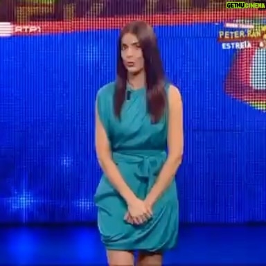 Catarina Furtado Instagram - Já apresentei muitos programas com crianças e adoro! Ouvi-los. Desafia-los. E brincar, tentando nunca os infantilizar :). “ Quem tramou o Peter Pan” foi apresentado há uns anos na @rtppt e tinha uma rubrica de apanhados. Vou começar a partilhar alguns ! Crianças de outrora, onde andam hoje ? Podem “mostrar-se” aqui? #tv #programadeentertenimento #quemtramoupeterpan #host #amoaminhaprofissao #criancas #apanhados