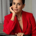 Catarina Furtado Instagram – A MAGG e Catarina Furtado juntas para assinalar os 50 anos da Revolução dos Cravos.
O 25 de abril significa todos os dias relembrarmos o Antes e todos os dias celebrarmos o Depois .
É claro que significou o passo decisivo e inspirador para uma sociedade que respeita os direitos humanos, mas compete à própria sociedade, aos seus cidadãos e cidadãs , construir essa realidade, para que tod@s possamos viver melhor, com justiça, igualdade, equidade, liberdade , democracia!
🎥: @carlapires
@magg.pt @coracoescomcoroa @unfpa
