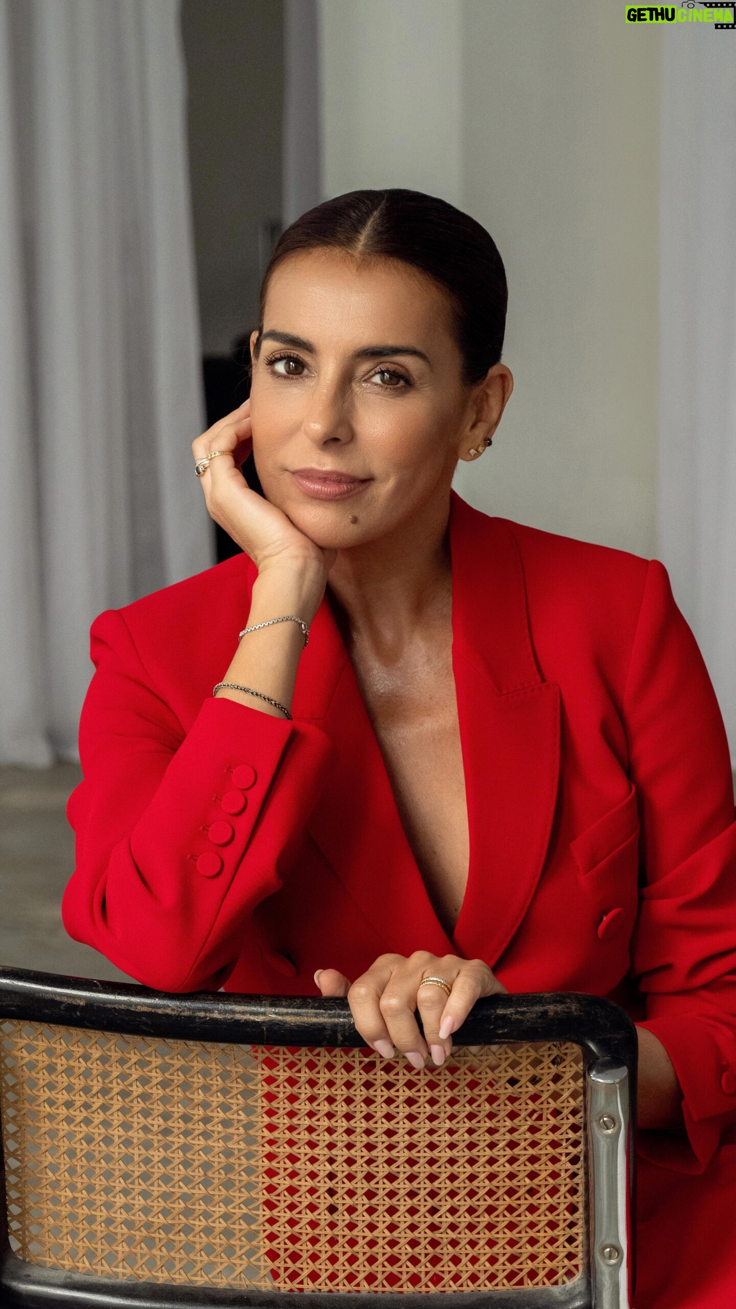 Catarina Furtado - 3 Likes - A MAGG e Catarina Furtado juntas para assinalar os 50 anos da Revolução dos Cravos.
O 25 de abril significa todos os dias relembrarmos o Antes e todos os dias celebrarmos o Depois .
É claro que significou o passo decisivo e inspirador para uma sociedade que respeita os direitos humanos, mas compete à própria sociedade, aos seus cidadãos e cidadãs , construir essa realidade, para que tod@s possamos viver melhor, com justiça, igualdade, equidade, liberdade , democracia!
🎥: @carlapires
@magg.pt @coracoescomcoroa @unfpa