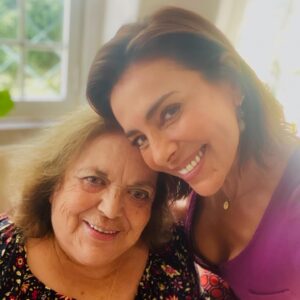 Catarina Furtado Instagram - A mãe Helena faz anos. 
São 79 anos de flores de todas as cores. 
De amor de mãe e de amor de filha. ❤️

Parabéns!

#mae #aniversario #79anos #parabens