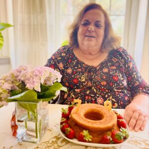 Catarina Furtado Instagram - A mãe Helena faz anos. 
São 79 anos de flores de todas as cores. 
De amor de mãe e de amor de filha. ❤️

Parabéns!

#mae #aniversario #79anos #parabens