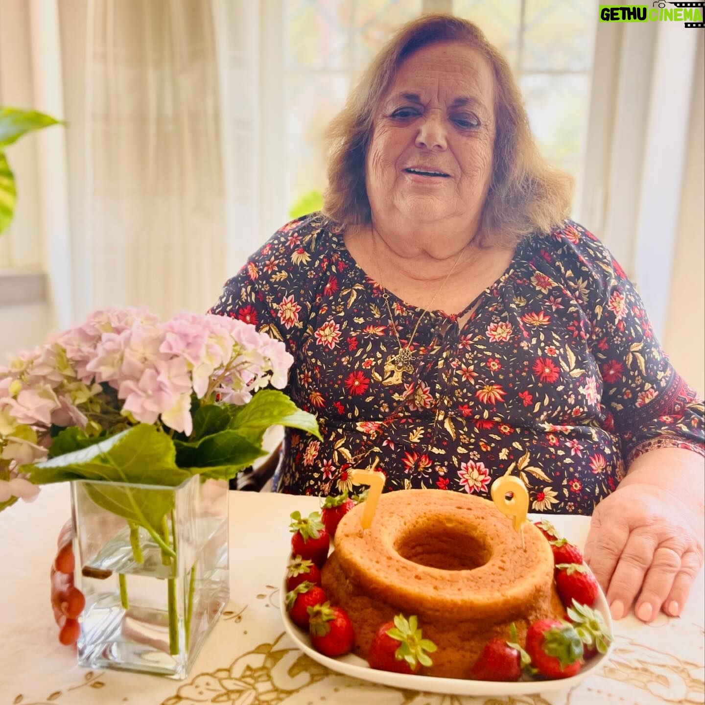 Catarina Furtado - 3 Likes - A mãe Helena faz anos.
São 79 anos de flores de todas as cores.
De amor de mãe e de amor de filha. ❤️
Parabéns!
#mae #aniversario #79anos #parabens