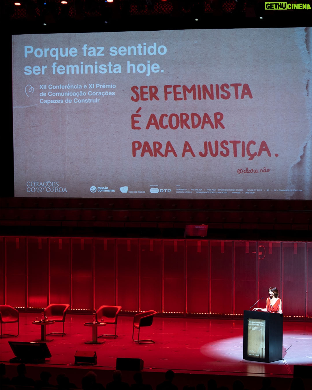 Catarina Furtado - 3 Likes - São difíceis as palavras para descrever o que se viveu no Dia, (curiosamente) da Mãe, na 12 Conferência da “ minha “ @coracoescomcoroa
Agradeço a quem nos mostrou que na pequena sala da @casadamusicaporto não cabiam todas as pessoas que queriam refletir sobre a importância e a urgência de se ser feminista nos dias de hoje, já que os direitos adquiridos andam a fazer comichão e a provocar medo a muitas pessoas que ambicionam o poder e a algumas que já lá estão.
Hei-de partilhar aqui, a seu tempo, algumas das frases inteligentemente proferidas pela maravilhosa e combativa Maria de Céu Guerra, pela incansável Mónica Ferro @monicaferrounfpa e pela corajosa Tânia Graça @taniiagraca
Agradeço tanto aos meus amigos artistas, comprometidos, e denunciadores @marisaliz_oficial @mariodanieloficial , @carlao_nabatalha, @Zepmau , @pedro.abrunhosa
E à Missão Comtinente por estar estar sempre de mão dada connosco .
À @adagietto_pt e @wearezof pela concretização de uma campanha manifesto que agora é vossa e de todas as mulheres . Tendo ou não tendo ovários , é uma metáfora onde estão todas incluídas .
Às nossas quatro bolseiras que subiram ao palco a representar o projecto Bolsas de Estudo, digo publicamente o que lhes sopro ao ouvido : vocês dão tanto sentido à minha vida. Orgulho.
Que o amor nos salve nestes tempos escuros porque é por amor a cada próximo que o nosso trabalho existe !
@coracoescomcoroa #missaocontinente @continente @casadamusicaporto
Media Partner: @rtppt
Apoios: @adagietto_pt @wearezof @tres_aga_studio @naughtyboysagency @bp.portugal @cp_comboiosdeportugal @portopalaciohotel @renaissanceportolapa @impress_pt @oneshop
📸 @joaosaramagophoto