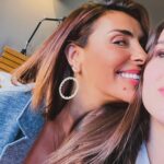 Catarina Furtado Instagram - São os 18 anos da minha Papoila. A maioridade, que para nós, mães (e pais, talvez) é uma data que abana, mais uma vez, o nosso coração. O meu abanou tanto quando a Beatriz veio ao meu mundo e ao meu peito que nunca mais ele aprendeu o caminno de volta.... é mesmo um Antes e um Depois. E agora, mais um valente abanão porque a minha eterna bebé, já é uma menina mulher. Que sorte, que responsabilidade, que desafio, que honra ser mãe da minha Papoila linda, linda, linda, astuta, atenta, amiga, divertida, tão cheia dos valores que distinguem os “bons” dos “maus”. Escrevo esta espécie de desabafo, depois de uma estrela candente ter aparecido perto de nós e com a Beatriz ao meu lado a receber uma inundação de mensagens das tantas pessoas que a adoram! É um sentimento fácil:) Parabéns meu amor Maior ❤️ Que sejas o que quiseres, com muitas gargalhadas à mistura e saúde a transbordar. Obrigada @joaoreis_oficial. #filha #18anos #beatriz #papoila
