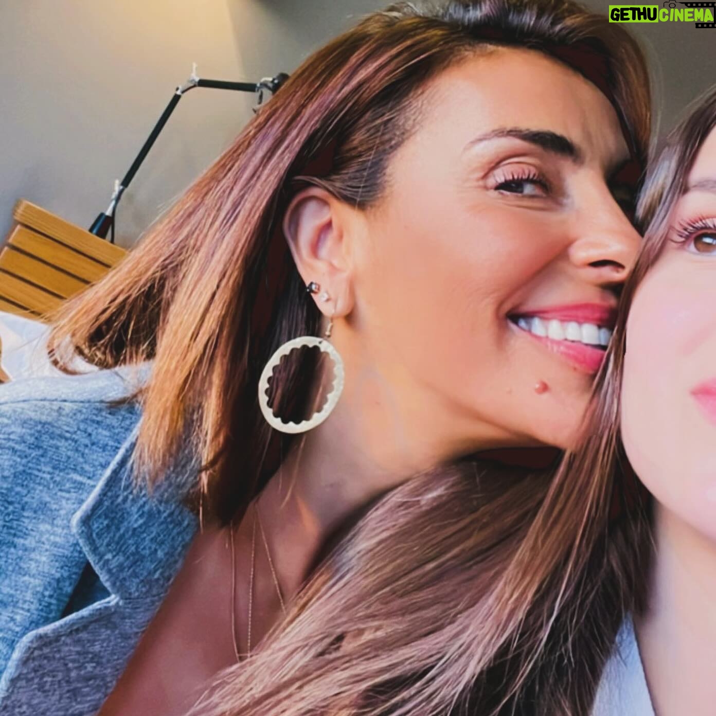 Catarina Furtado - 3 Likes - São os 18 anos da minha Papoila.
A maioridade, que para nós, mães (e pais, talvez) é uma data que abana, mais uma vez, o nosso coração.
O meu abanou tanto quando a Beatriz veio ao meu mundo e ao meu peito que nunca mais ele aprendeu o caminno de volta.... é mesmo um Antes e um Depois.
E agora, mais um valente abanão porque a minha eterna bebé, já é uma menina mulher.
Que sorte, que responsabilidade, que desafio, que honra ser mãe da minha Papoila linda, linda, linda, astuta, atenta, amiga, divertida, tão cheia dos valores que distinguem os
“bons” dos “maus”.
Escrevo esta espécie de desabafo, depois de uma estrela candente ter aparecido perto de nós e com a Beatriz ao meu lado a receber uma inundação de mensagens das tantas pessoas que a adoram! É um sentimento fácil:)
Parabéns meu amor Maior ❤️
Que sejas o que quiseres, com muitas gargalhadas à mistura e saúde a transbordar.
Obrigada @joaoreis_oficial.
#filha #18anos #beatriz #papoila