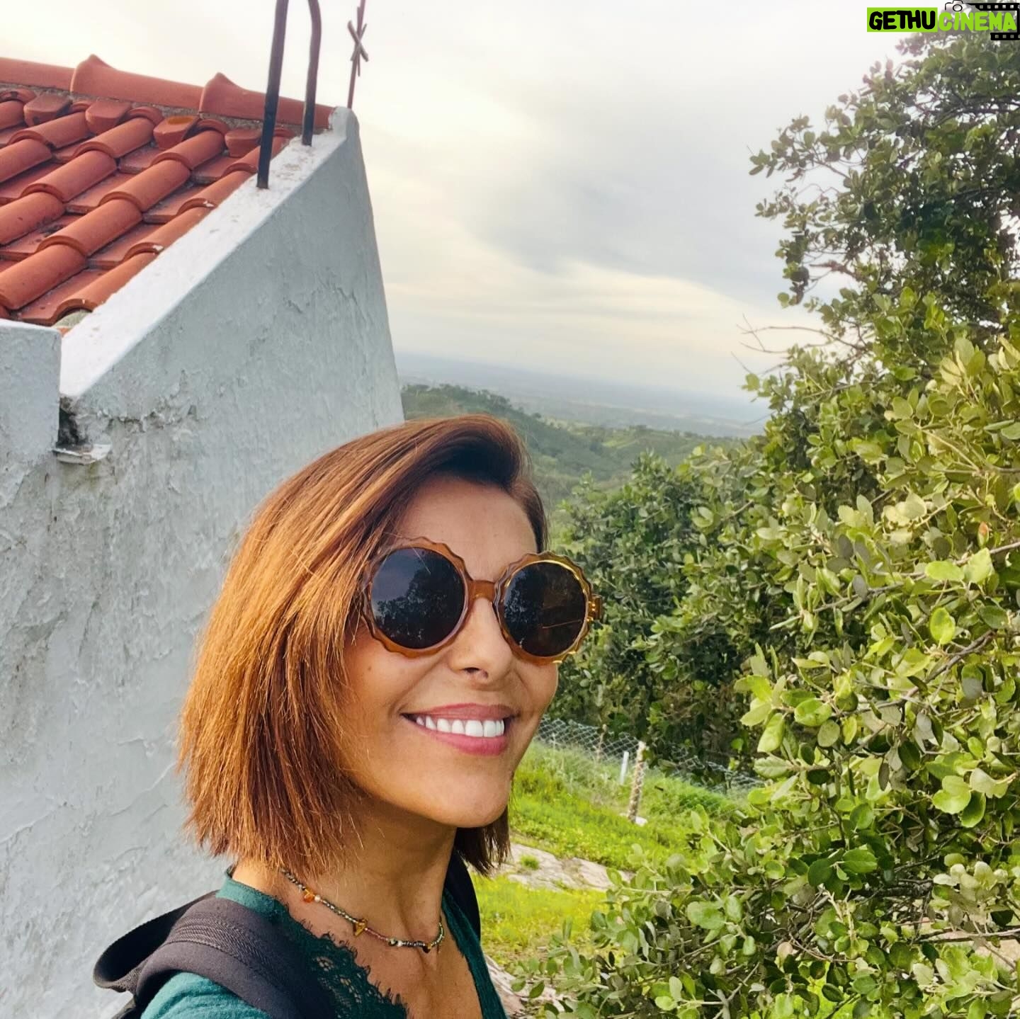 Catarina Furtado Instagram - Poucos dias mas longos. Respirei muito. Caminhei muito. Ri muito .❤️ O meu filho disse-me, no início desta nossa fuga pelo Alentejo, uma frase de alguém que ele adaptou : “ O Passado é História, o Futuro é amanhã, o Presente é uma prenda “:). #fuga #filho #alentejo