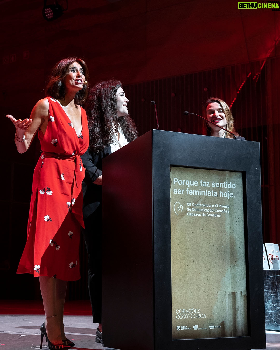 Catarina Furtado - 3 Likes - São difíceis as palavras para descrever o que se viveu no Dia, (curiosamente) da Mãe, na 12 Conferência da “ minha “ @coracoescomcoroa
Agradeço a quem nos mostrou que na pequena sala da @casadamusicaporto não cabiam todas as pessoas que queriam refletir sobre a importância e a urgência de se ser feminista nos dias de hoje, já que os direitos adquiridos andam a fazer comichão e a provocar medo a muitas pessoas que ambicionam o poder e a algumas que já lá estão.
Hei-de partilhar aqui, a seu tempo, algumas das frases inteligentemente proferidas pela maravilhosa e combativa Maria de Céu Guerra, pela incansável Mónica Ferro @monicaferrounfpa e pela corajosa Tânia Graça @taniiagraca
Agradeço tanto aos meus amigos artistas, comprometidos, e denunciadores @marisaliz_oficial @mariodanieloficial , @carlao_nabatalha, @Zepmau , @pedro.abrunhosa
E à Missão Comtinente por estar estar sempre de mão dada connosco .
À @adagietto_pt e @wearezof pela concretização de uma campanha manifesto que agora é vossa e de todas as mulheres . Tendo ou não tendo ovários , é uma metáfora onde estão todas incluídas .
Às nossas quatro bolseiras que subiram ao palco a representar o projecto Bolsas de Estudo, digo publicamente o que lhes sopro ao ouvido : vocês dão tanto sentido à minha vida. Orgulho.
Que o amor nos salve nestes tempos escuros porque é por amor a cada próximo que o nosso trabalho existe !
@coracoescomcoroa #missaocontinente @continente @casadamusicaporto
Media Partner: @rtppt
Apoios: @adagietto_pt @wearezof @tres_aga_studio @naughtyboysagency @bp.portugal @cp_comboiosdeportugal @portopalaciohotel @renaissanceportolapa @impress_pt @oneshop
📸 @joaosaramagophoto