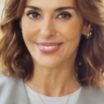 Catarina Furtado Instagram - Deixo-vos mais um episódio da série “Nossos direitos”✨ Desta vez sobre a relação directa entre a Desigualdade e a Educação. A Educação formal e não formal sempre foi uma área que muito me interessou. Tem de ser matéria sobre a qual tod@s nos devemos debruçar. A minha @coracoescoescomroa já atribuiu 37 bolsas de estudo universitárias a jovens raparigas que não poderiam prosseguir os seus sonhos por razões socioeconomicas. Ps - aproveito para felicitar uma boa notícia que nos chegou hoje: os produtos menstruais vão passar a ser distribuídos gratuitamente nas escolas 👏