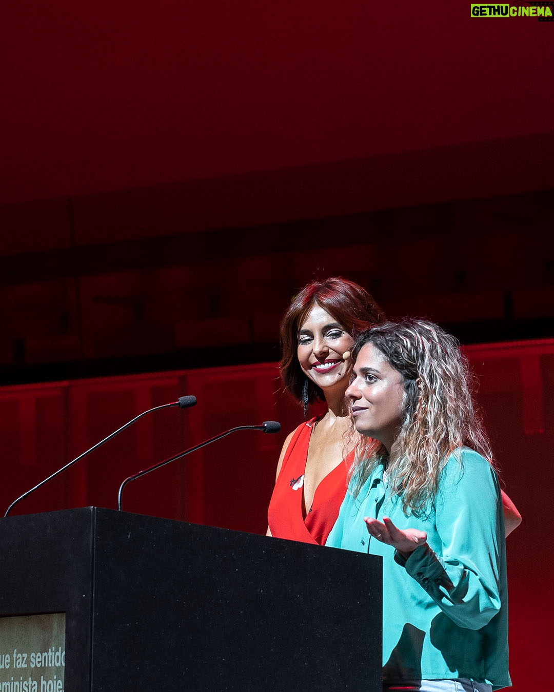 Catarina Furtado - 3 Likes - São difíceis as palavras para descrever o que se viveu no Dia, (curiosamente) da Mãe, na 12 Conferência da “ minha “ @coracoescomcoroa
Agradeço a quem nos mostrou que na pequena sala da @casadamusicaporto não cabiam todas as pessoas que queriam refletir sobre a importância e a urgência de se ser feminista nos dias de hoje, já que os direitos adquiridos andam a fazer comichão e a provocar medo a muitas pessoas que ambicionam o poder e a algumas que já lá estão.
Hei-de partilhar aqui, a seu tempo, algumas das frases inteligentemente proferidas pela maravilhosa e combativa Maria de Céu Guerra, pela incansável Mónica Ferro @monicaferrounfpa e pela corajosa Tânia Graça @taniiagraca
Agradeço tanto aos meus amigos artistas, comprometidos, e denunciadores @marisaliz_oficial @mariodanieloficial , @carlao_nabatalha, @Zepmau , @pedro.abrunhosa
E à Missão Comtinente por estar estar sempre de mão dada connosco .
À @adagietto_pt e @wearezof pela concretização de uma campanha manifesto que agora é vossa e de todas as mulheres . Tendo ou não tendo ovários , é uma metáfora onde estão todas incluídas .
Às nossas quatro bolseiras que subiram ao palco a representar o projecto Bolsas de Estudo, digo publicamente o que lhes sopro ao ouvido : vocês dão tanto sentido à minha vida. Orgulho.
Que o amor nos salve nestes tempos escuros porque é por amor a cada próximo que o nosso trabalho existe !
@coracoescomcoroa #missaocontinente @continente @casadamusicaporto
Media Partner: @rtppt
Apoios: @adagietto_pt @wearezof @tres_aga_studio @naughtyboysagency @bp.portugal @cp_comboiosdeportugal @portopalaciohotel @renaissanceportolapa @impress_pt @oneshop
📸 @joaosaramagophoto