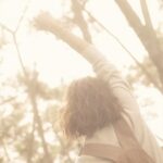 Catarina Furtado Instagram – Hoje é o Dia Mundial da Terra, e devemos lembrar que cada escolha pessoal tem o poder da mudança.
Ao alinharmos a responsabilidade social com ações individuais conscientes, protegemos e honramos o lar que compartilhamos: o planeta Terra.
A Natureza cura.
E e a casa de todos nós.
🌿🌏 #DiaMundialDaTerra