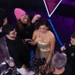 Catarina Furtado Instagram - Alô, Alô! Venho lembrar que domingo espalharmos alegria, talento, muitas outras emoções e tanta competição ( da boa 😜:). Adoro os “meus” miúdos e miúdas e as suas famílias! Digam lá se a nova edição do The Voice Kids não está imperdível? O que acharam? @thevoiceportugal @cucaroseta @tinoco.barbara @carlao_nabatalha @nininhovazmaia_ @catarinabmaia My team de ouro : @nunobaltazarnb @nunobaltazarstudio @cristinagomes.makeup @helenavazpereira @griffehairstyle @davidrosasofficial @luisarosasjewellery @samelli_shoes #amoaminhaprofissão #talentshow #music #thevoicekids #tvdequalidade #host @shineiberia @rtppt