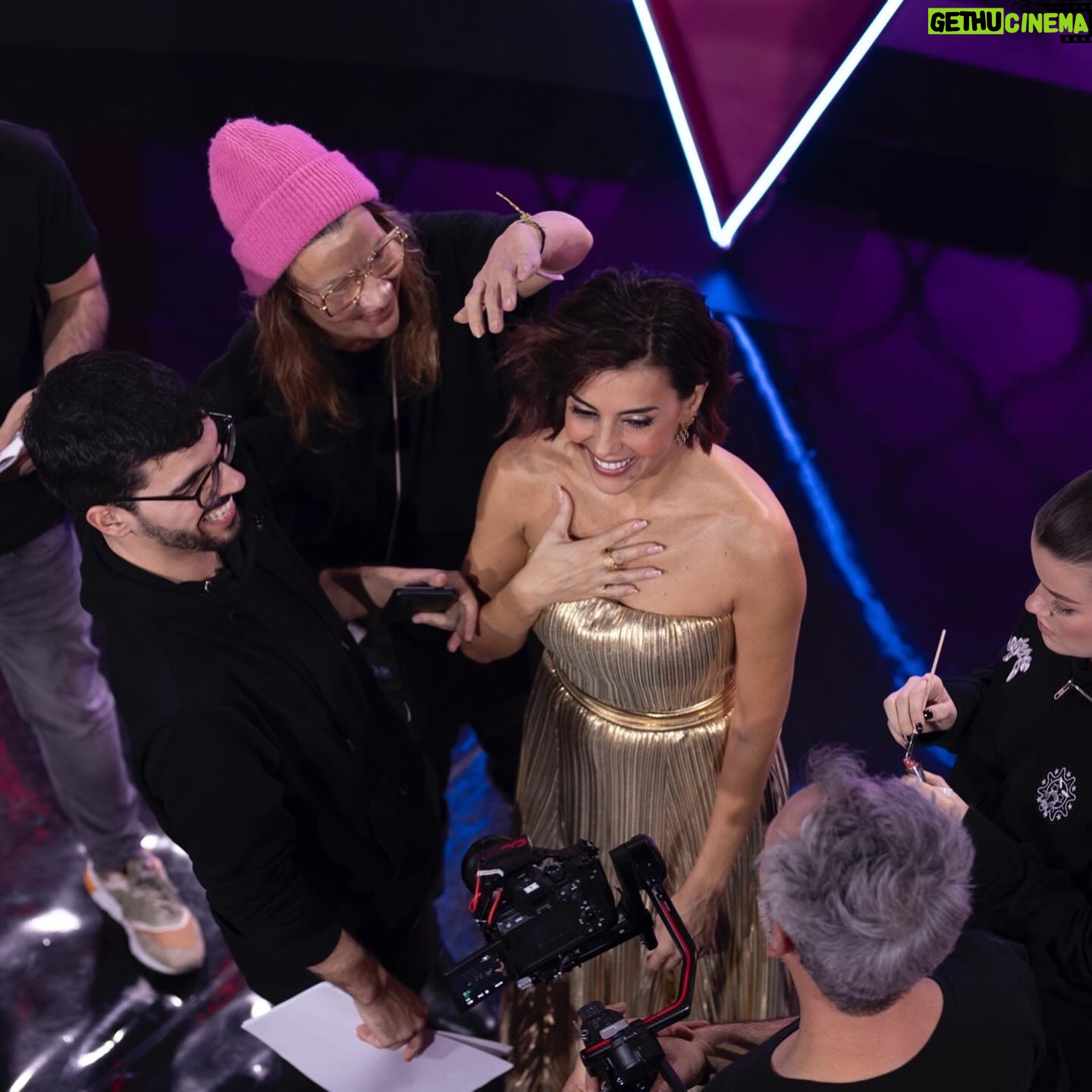 Catarina Furtado - 3 Likes - Alô, Alô!
Venho lembrar que domingo espalharmos alegria, talento, muitas outras emoções e tanta competição ( da boa 😜:).
Adoro os “meus” miúdos e miúdas e as suas famílias!
Digam lá se a nova edição do The Voice Kids não está imperdível?
O que acharam?
@thevoiceportugal @cucaroseta @tinoco.barbara @carlao_nabatalha @nininhovazmaia_ @catarinabmaia
My team de ouro :
@nunobaltazarnb @nunobaltazarstudio
@cristinagomes.makeup
@helenavazpereira @griffehairstyle
@davidrosasofficial @luisarosasjewellery
@samelli_shoes
#amoaminhaprofissão #talentshow #music #thevoicekids #tvdequalidade #host @shineiberia @rtppt