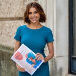 Catarina Furtado Instagram - Tenho um sorriso, porque apesar dos dados recolhidos pelo @unfpa no Relatório sobre População e Desenvolvimento, hoje apresentado em todo o mundo, acredito que vamos fazer MAIS e MELHOR pelas pessoas deixadas ainda MAIS para trás, cujos direitos, têm sido sistematicamente violados, esquecidos, ignorados: as raparigas e as mulheres. Haja vontade política e investimentos na igualdade de género e na saúde e direitos sexuais e reprodutivos, essenciais para garantir um futuro mais justo e com retornos económicos significativos! “VIDAS ENTRELAÇADAS, FIOS DE ESPERANÇA: ACABAR COM AS DESIGUALDADES NA SAÚDE E NOS DIREITOS SEXUAIS E REPRODUTIVOS “,é o relatório, que eu hoje também apresentei enquanto Embaixadora de Boa Vontade. Apenas alguns dados (outros partilhei na crónica que escrevi hoje no @publico.pt mas o relatório estará acessível no site da @pdfactor): O Relatório vem lembrar os avanços: - A taxa de gravidez não intencional caiu quase 20%; - Mais de 60 países aumentaram o acesso ao aborto seguro; - Mais de 160 países aprovaram leis contra a violência doméstica; - Duplicou o número de mulheres que usam contraceção. - E desde 2020 as mortes maternas diminuíram 34% e a taxa de gravidez adolescente caiu um terço. Mas o Relatório vem também, e sobretudo, alertar e apelar à ação! O progresso não foi suficientemente rápido, nem chegou a todas as pessoas: - A violência baseada no género continua em todos os países. - Desde há oito anos que não se regista uma redução da mortalidade materna e, num número alarmante de países, as taxas estão mesmo a aumentar. São cerca de 800 mulheres a morrer todos os dias por razões associadas à gravidez e parto e quase todas essas mortes são evitáveis. - Um quarto das mulheres não pode dizer NÃO a sexo com o marido/ parceiro. - Cerca de metade das mulheres não pode tomar decisões sobre a sua saúde e 1 em cada 10 não pode escolher métodos contracetivos. A causa? A desigualdade! As diferenças de poder e de oportunidades relacionadas com género, situação económica, etnia, orientação sexual e deficiência, são barreiras que limitam drasticamente as escolhas. A verdade é que sabemos como fazer diferente. É querer fazer com empatia!