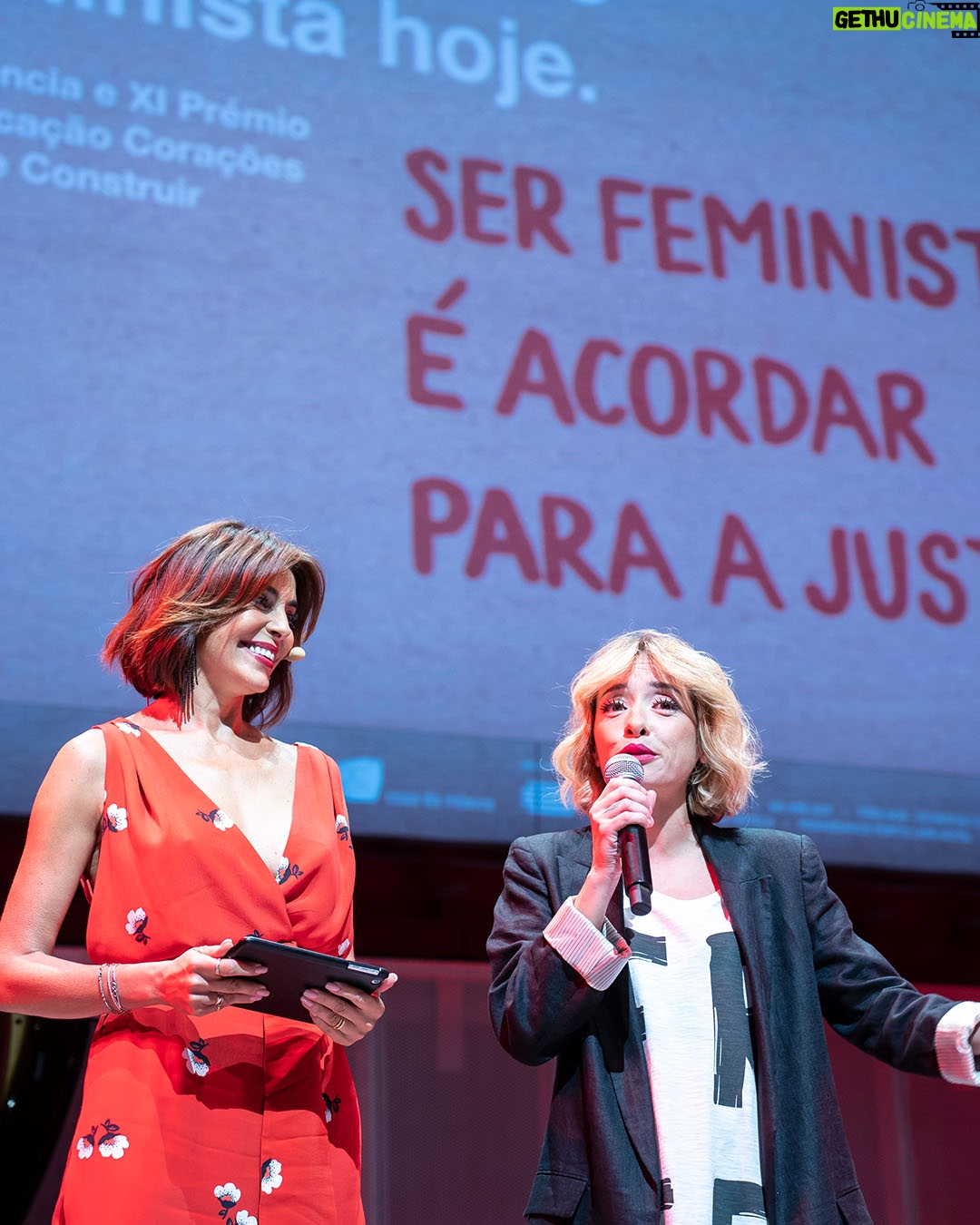 Catarina Furtado Instagram - Este post é para agradecer à minha equipa de ouro e dizer à @anahipolitomagalhaes que a viagem começada há tantos anos ( pelo menos 14!) tem sido de muitos sonhos, noites mal dormidas, muitas alegrias e conciliações difíceis ,nestas nossas vidas de voluntariado mas que há de facto muito para celebrar. Investir o melhor de nós no melhor que cada rapariga ou mulher tem para oferecer mas precisa de um empurrão, é a decisão certa! O grande auditório da @casadamusicaporto encheu para nos ouvir falar de feminismos que não são mais do que pensamentos que, com a sua diversidade ampliam os direitos humanos de TODAS AS PESSOAS ! Vieram ouvir os fantásticos artistas interventivos @marisaliz_oficial @mariodanieloficial , @carlao_nabatalha, @Zepmau , @pedro.abrunhosa, @clara.nao e fazer magia promovendo a igualdade de género e a liberdade. Ainda entregamos os prémios Corações Capazes de Construir de que vos falarei em breve . Estou feliz e acredito que mais parceiros e amigos se irão juntar à família CCC❤️🙏 @coracoescomcoroa #missaocontinente @continente @casadamusicaporto Media Partner: @rtppt Apoios: @continente @adagietto_pt @wearezof @tres_aga_studio @naughtyboysagency @bp.portugal @cp_comboiosdeportugal @portopalaciohotel @renaissanceportolapa @impress_pt @oneshop @peixotospublicidade #missaocontinente 📸@joaosaramagophoto