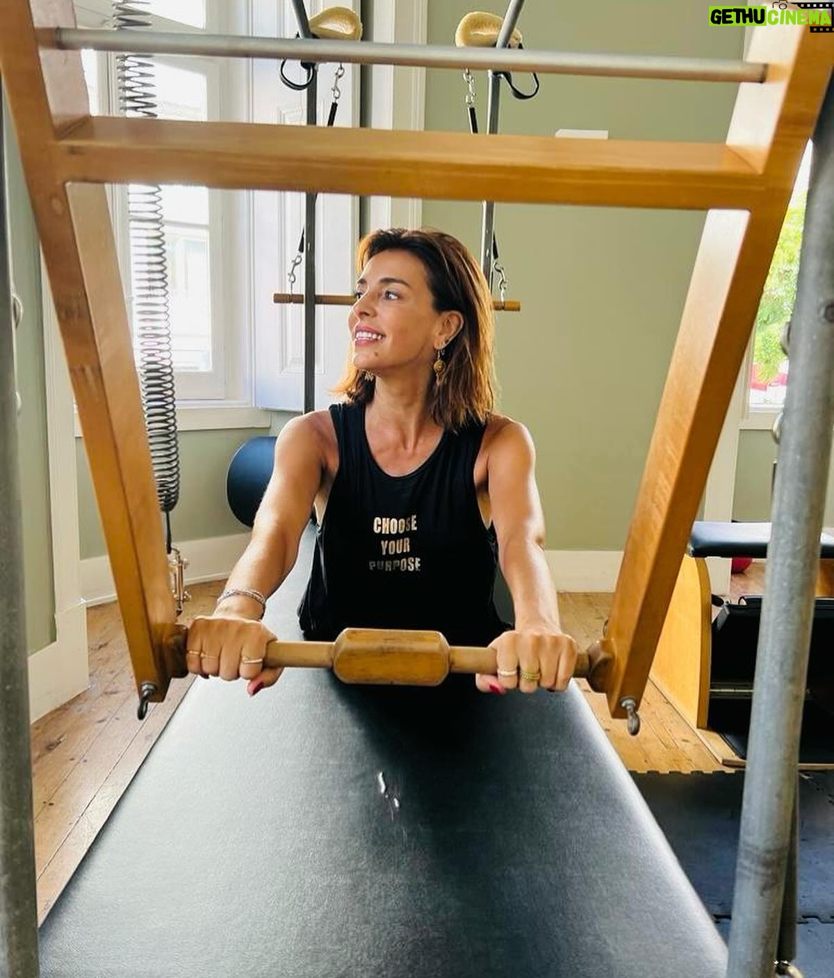 Catarina Furtado Instagram - Hoje é o dia mundial da atividade física! Toca a mexer!! Eu não sobrevivo sem as minhas aulas de Pilates. O meu equilíbrio passa por “tocar” em todas as áreas do nosso ser: corpo, mente, espírito, e desta forma, trabalho também as emoções.😜 #VidaAtiva #Felicidade #BemEstar #pilates