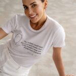 Catarina Furtado Instagram – Hoje é Dia Internacional da Imprensa Livre.
Atravessamos, em Portugal mas não só, tempos de grande nevoeiro, quer em termos ideológicos, quer financeiros.
A imprensa existe para nos informar com rigor, ouvindo todas as partes, com isenção e com sentido de serviço público, onde as denúncias do que é reprovável são parte da sua missão.
Uso esta t-shirt da @someone.said_clothes que reverte uma percentagem das suas vendas para a @coracoescomcoroa , não só para aplaudir o pensamento livre e a possibilidade de ele ser partilhado publicamente como para vos dizer que este domingo, no Porto, iremos reflectir questões determinantes para a construção de uma sociedade mais livre e justa, na conferência CCC às 15h, na Casa da Música, com entrada livre.
“Porque faz sentido ser feminista hoje.”
Basta inscreverem -se aqui :
Conferenciaccc@gmail.com
Ah! E vamos atribuir Os Prémios de Comunicação Corações Capazes de Construir, nas categorias Campanha e …. Jornalismo 😜!
Apareçam !!!! O elenco é bem bonito :)
@coracoescomcoroa @marisaliz_oficial @monicaferrounfpa @taniiagraca @pedro.abrunhosa @mariodanieloficial @zepmau @clara.nao @helderdiasmarques @continente @adagietto_pt @wearezof @tres_aga_studio @carlao_nabatalha @naughtyboysagency @joaopedrolferreira #conferenciaccc @casadamusicaporto #coracoescapazesdeconstruir #12anosccc #feminismos #missaocontinente #senasantos @miguelbarros2 #50anos25abril