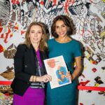 Catarina Furtado Instagram - Tenho um sorriso, porque apesar dos dados recolhidos pelo @unfpa no Relatório sobre População e Desenvolvimento, hoje apresentado em todo o mundo, acredito que vamos fazer MAIS e MELHOR pelas pessoas deixadas ainda MAIS para trás, cujos direitos, têm sido sistematicamente violados, esquecidos, ignorados: as raparigas e as mulheres. Haja vontade política e investimentos na igualdade de género e na saúde e direitos sexuais e reprodutivos, essenciais para garantir um futuro mais justo e com retornos económicos significativos! “VIDAS ENTRELAÇADAS, FIOS DE ESPERANÇA: ACABAR COM AS DESIGUALDADES NA SAÚDE E NOS DIREITOS SEXUAIS E REPRODUTIVOS “,é o relatório, que eu hoje também apresentei enquanto Embaixadora de Boa Vontade. Apenas alguns dados (outros partilhei na crónica que escrevi hoje no @publico.pt mas o relatório estará acessível no site da @pdfactor): O Relatório vem lembrar os avanços: - A taxa de gravidez não intencional caiu quase 20%; - Mais de 60 países aumentaram o acesso ao aborto seguro; - Mais de 160 países aprovaram leis contra a violência doméstica; - Duplicou o número de mulheres que usam contraceção. - E desde 2020 as mortes maternas diminuíram 34% e a taxa de gravidez adolescente caiu um terço. Mas o Relatório vem também, e sobretudo, alertar e apelar à ação! O progresso não foi suficientemente rápido, nem chegou a todas as pessoas: - A violência baseada no género continua em todos os países. - Desde há oito anos que não se regista uma redução da mortalidade materna e, num número alarmante de países, as taxas estão mesmo a aumentar. São cerca de 800 mulheres a morrer todos os dias por razões associadas à gravidez e parto e quase todas essas mortes são evitáveis. - Um quarto das mulheres não pode dizer NÃO a sexo com o marido/ parceiro. - Cerca de metade das mulheres não pode tomar decisões sobre a sua saúde e 1 em cada 10 não pode escolher métodos contracetivos. A causa? A desigualdade! As diferenças de poder e de oportunidades relacionadas com género, situação económica, etnia, orientação sexual e deficiência, são barreiras que limitam drasticamente as escolhas. A verdade é que sabemos como fazer diferente. É querer fazer com empatia!