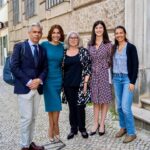 Catarina Furtado Instagram - Tenho um sorriso, porque apesar dos dados recolhidos pelo @unfpa no Relatório sobre População e Desenvolvimento, hoje apresentado em todo o mundo, acredito que vamos fazer MAIS e MELHOR pelas pessoas deixadas ainda MAIS para trás, cujos direitos, têm sido sistematicamente violados, esquecidos, ignorados: as raparigas e as mulheres. Haja vontade política e investimentos na igualdade de género e na saúde e direitos sexuais e reprodutivos, essenciais para garantir um futuro mais justo e com retornos económicos significativos! “VIDAS ENTRELAÇADAS, FIOS DE ESPERANÇA: ACABAR COM AS DESIGUALDADES NA SAÚDE E NOS DIREITOS SEXUAIS E REPRODUTIVOS “,é o relatório, que eu hoje também apresentei enquanto Embaixadora de Boa Vontade. Apenas alguns dados (outros partilhei na crónica que escrevi hoje no @publico.pt mas o relatório estará acessível no site da @pdfactor): O Relatório vem lembrar os avanços: - A taxa de gravidez não intencional caiu quase 20%; - Mais de 60 países aumentaram o acesso ao aborto seguro; - Mais de 160 países aprovaram leis contra a violência doméstica; - Duplicou o número de mulheres que usam contraceção. - E desde 2020 as mortes maternas diminuíram 34% e a taxa de gravidez adolescente caiu um terço. Mas o Relatório vem também, e sobretudo, alertar e apelar à ação! O progresso não foi suficientemente rápido, nem chegou a todas as pessoas: - A violência baseada no género continua em todos os países. - Desde há oito anos que não se regista uma redução da mortalidade materna e, num número alarmante de países, as taxas estão mesmo a aumentar. São cerca de 800 mulheres a morrer todos os dias por razões associadas à gravidez e parto e quase todas essas mortes são evitáveis. - Um quarto das mulheres não pode dizer NÃO a sexo com o marido/ parceiro. - Cerca de metade das mulheres não pode tomar decisões sobre a sua saúde e 1 em cada 10 não pode escolher métodos contracetivos. A causa? A desigualdade! As diferenças de poder e de oportunidades relacionadas com género, situação económica, etnia, orientação sexual e deficiência, são barreiras que limitam drasticamente as escolhas. A verdade é que sabemos como fazer diferente. É querer fazer com empatia!