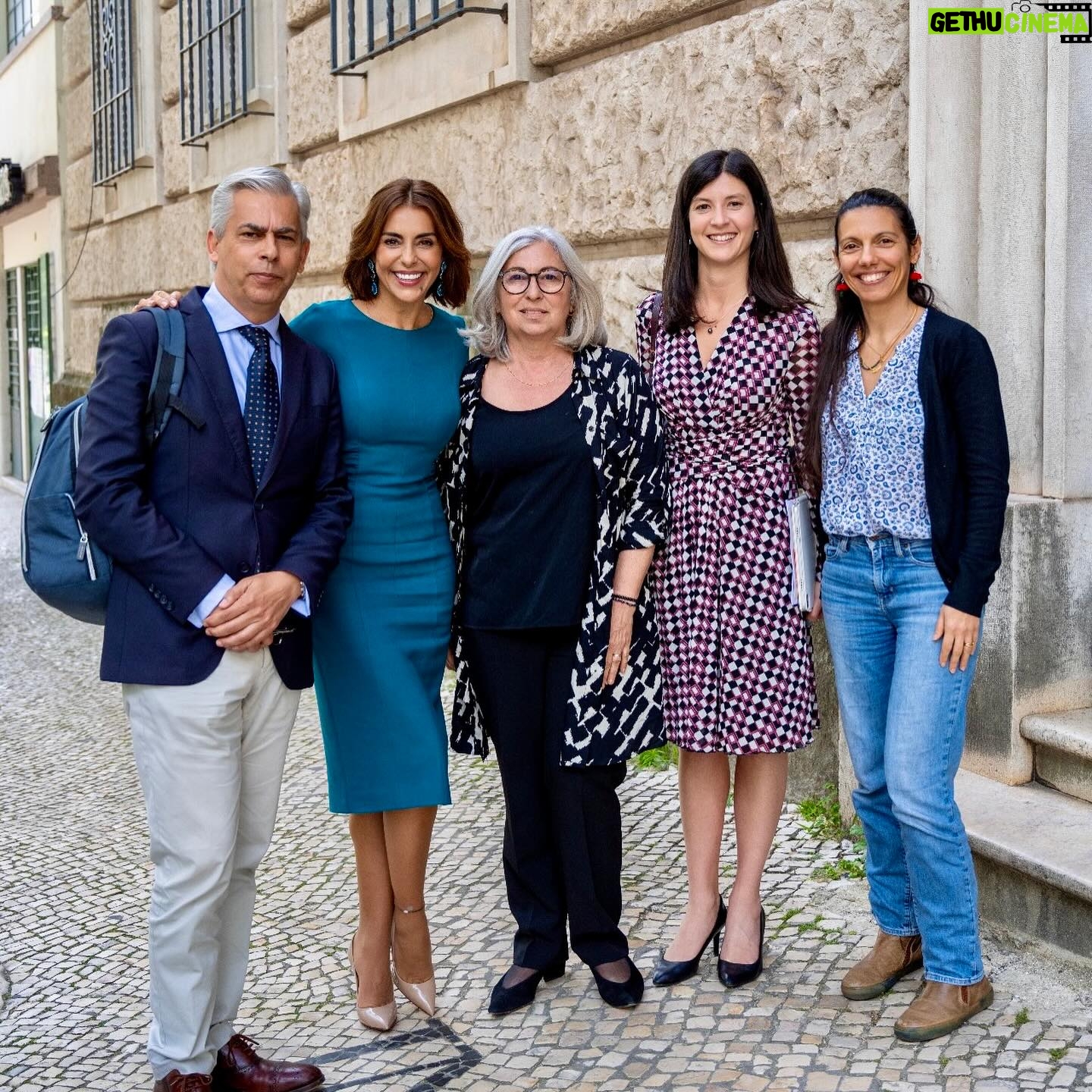 Catarina Furtado - 3 Likes - Tenho um sorriso, porque apesar dos dados recolhidos pelo @unfpa no Relatório sobre População e Desenvolvimento, hoje apresentado em todo o mundo, acredito que vamos fazer MAIS e MELHOR pelas pessoas deixadas ainda MAIS para trás, cujos direitos, têm sido sistematicamente violados, esquecidos, ignorados: as raparigas e as mulheres.
Haja vontade política e investimentos na igualdade de género e na saúde e direitos sexuais e reprodutivos, essenciais para garantir um futuro mais justo e com retornos económicos significativos!
“VIDAS ENTRELAÇADAS, FIOS DE ESPERANÇA: ACABAR COM AS DESIGUALDADES NA SAÚDE E NOS DIREITOS SEXUAIS E REPRODUTIVOS “,é o relatório, que eu hoje também apresentei enquanto Embaixadora de Boa Vontade.
Apenas alguns dados (outros partilhei na crónica que escrevi hoje no @publico.pt mas o relatório estará acessível no site da @pdfactor):
O Relatório vem lembrar os avanços:
- A taxa de gravidez não intencional caiu quase
20%;
- Mais de 60 países aumentaram o acesso ao aborto seguro;
- Mais de 160 países aprovaram leis contra a violência doméstica;
- Duplicou o número de mulheres que usam contraceção.
- E desde 2020 as mortes maternas diminuíram 34% e a taxa de gravidez adolescente caiu um terço.
Mas o Relatório vem também, e sobretudo, alertar e apelar à ação!
O progresso não foi suficientemente rápido, nem chegou a todas as pessoas:
- A violência baseada no género continua em todos os países.
- Desde há oito anos que não se regista uma redução da mortalidade materna e, num número alarmante de países, as taxas estão mesmo a aumentar.
São cerca de 800 mulheres a morrer todos os dias por razões associadas à gravidez e parto e quase todas essas mortes são evitáveis.
- Um quarto das mulheres não pode dizer NÃO a sexo com o marido/ parceiro.
- Cerca de metade das mulheres não pode tomar decisões sobre a sua saúde e 1 em cada 10 não pode escolher métodos contracetivos.
A causa? A desigualdade!
As diferenças de poder e de oportunidades relacionadas com género, situação económica, etnia, orientação sexual e deficiência, são barreiras que limitam drasticamente as escolhas.
A verdade é que sabemos como fazer diferente.
É querer fazer com empatia!