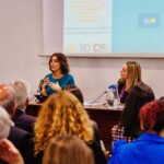 Catarina Furtado Instagram - Tenho um sorriso, porque apesar dos dados recolhidos pelo @unfpa no Relatório sobre População e Desenvolvimento, hoje apresentado em todo o mundo, acredito que vamos fazer MAIS e MELHOR pelas pessoas deixadas ainda MAIS para trás, cujos direitos, têm sido sistematicamente violados, esquecidos, ignorados: as raparigas e as mulheres. Haja vontade política e investimentos na igualdade de género e na saúde e direitos sexuais e reprodutivos, essenciais para garantir um futuro mais justo e com retornos económicos significativos! “VIDAS ENTRELAÇADAS, FIOS DE ESPERANÇA: ACABAR COM AS DESIGUALDADES NA SAÚDE E NOS DIREITOS SEXUAIS E REPRODUTIVOS “,é o relatório, que eu hoje também apresentei enquanto Embaixadora de Boa Vontade. Apenas alguns dados (outros partilhei na crónica que escrevi hoje no @publico.pt mas o relatório estará acessível no site da @pdfactor): O Relatório vem lembrar os avanços: - A taxa de gravidez não intencional caiu quase 20%; - Mais de 60 países aumentaram o acesso ao aborto seguro; - Mais de 160 países aprovaram leis contra a violência doméstica; - Duplicou o número de mulheres que usam contraceção. - E desde 2020 as mortes maternas diminuíram 34% e a taxa de gravidez adolescente caiu um terço. Mas o Relatório vem também, e sobretudo, alertar e apelar à ação! O progresso não foi suficientemente rápido, nem chegou a todas as pessoas: - A violência baseada no género continua em todos os países. - Desde há oito anos que não se regista uma redução da mortalidade materna e, num número alarmante de países, as taxas estão mesmo a aumentar. São cerca de 800 mulheres a morrer todos os dias por razões associadas à gravidez e parto e quase todas essas mortes são evitáveis. - Um quarto das mulheres não pode dizer NÃO a sexo com o marido/ parceiro. - Cerca de metade das mulheres não pode tomar decisões sobre a sua saúde e 1 em cada 10 não pode escolher métodos contracetivos. A causa? A desigualdade! As diferenças de poder e de oportunidades relacionadas com género, situação económica, etnia, orientação sexual e deficiência, são barreiras que limitam drasticamente as escolhas. A verdade é que sabemos como fazer diferente. É querer fazer com empatia!